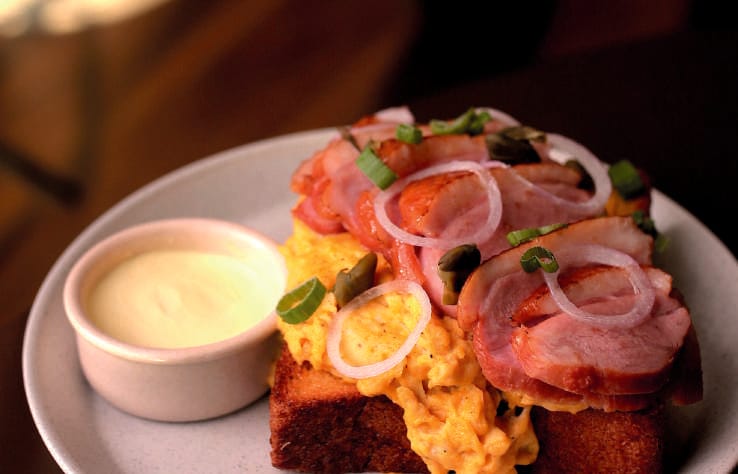 Sliced smoked duck, scrambled eggs and red onion with brioche, Principle Reserve